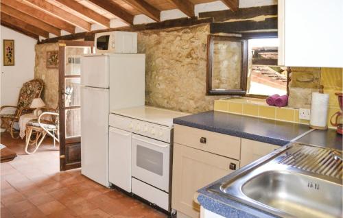 virtuve, 1 Bedroom Awesome Home In Eymet in Eymet