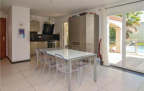 Cozy Home In Aigues-mortes With Kitchen