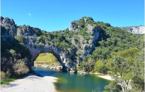 Amazing Home In Lamotte Du Rhone With Private Swimming Pool, Can Be Inside Or Outside