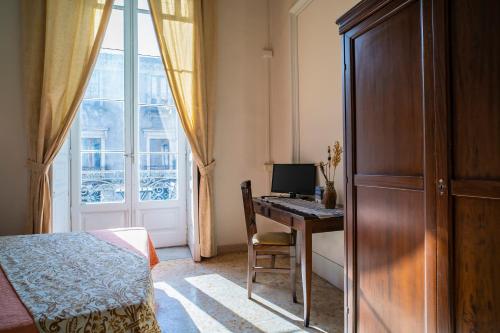 Double or Twin Room image 9
