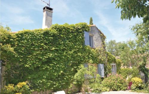 Beautiful home in Grans w/ WiFi, 5 Bedrooms and Outdoor swimming pool gîte à louer Grans