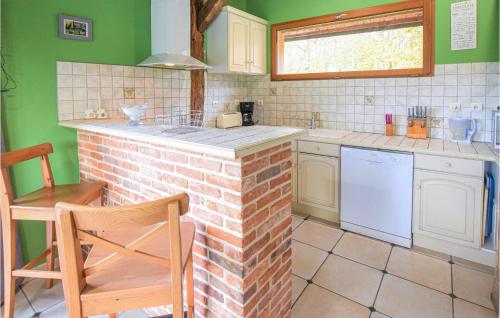virtuve, Amazing Home In Hattenville With Wifi in Hattenville