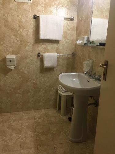CDH Hotel Modena - image 10