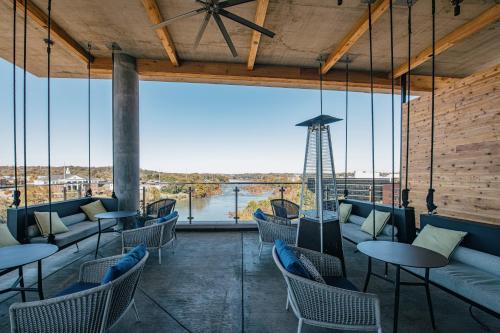 حانة/استراحة, Hotel Indigo Columbus at Riverfront Place By IHG in كولومبوس