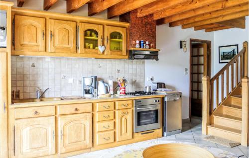 кухня, 3 Bedroom Awesome Home In Bricquebec-En-Cotentin in Bricquebec