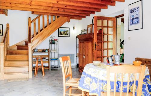 кухня, 3 Bedroom Awesome Home In Bricquebec-En-Cotentin in Bricquebec
