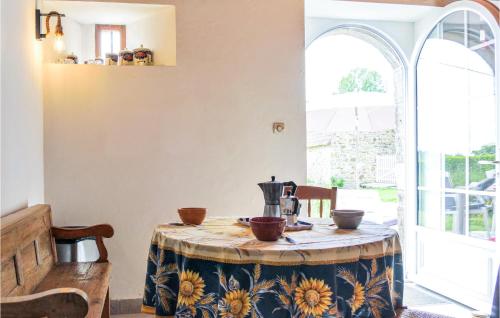 кухня, 3 Bedroom Awesome Home In Bricquebec-En-Cotentin in Bricquebec