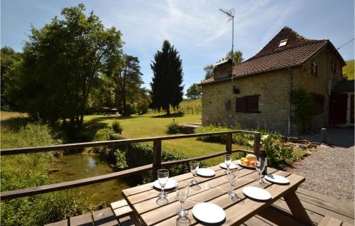 Gorgeous Home In Lohitzun-oyhercq With Kitchen