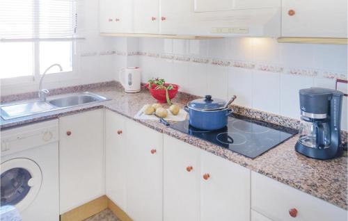 2 Bedroom Gorgeous Apartment In Torrevieja - image 5