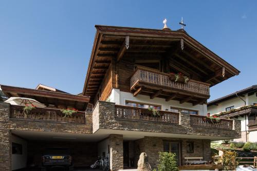 Four-Bedroom Chalet with 3 bathrooms and sauna