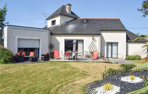 Nice Home In Hillion With 4 Bedrooms And Wifi - Location saisonnière - Hillion
