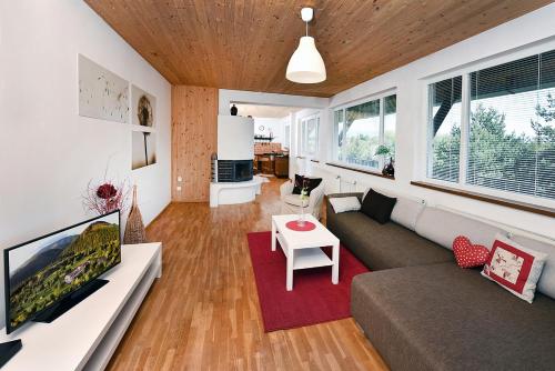 Apartment with Mountain View