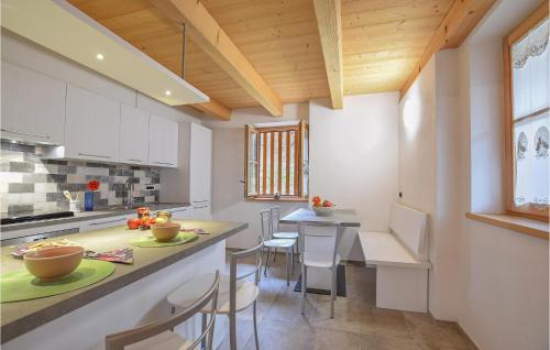 virtuve, 2 Bedroom Beautiful Home In Terzolas in Terzola