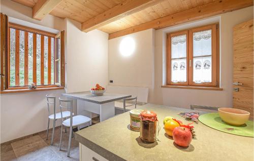virtuve, 2 Bedroom Beautiful Home In Terzolas in Terzola