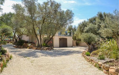 Beautiful Home In Balaruc-les-bains With 4 Bedrooms, Wifi And Private Swimming Pool