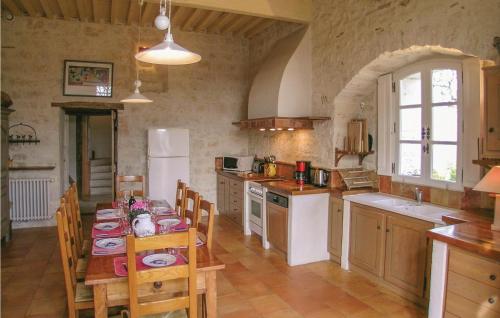 virtuve, Gorgeous Home In Beauville in Beauville