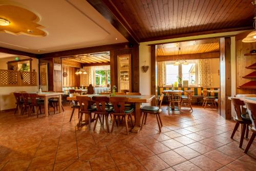 餐廳, s'Wirtshaus by Alpine Genusswelten in 格勒布明鎮中心