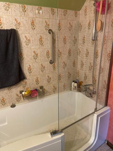 Bathroom, Chambres chez Nanou avec petit dejeuner in Chimay