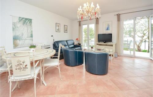 Amazing home in Aigues-Mortes w/ WiFi and 3 Bedrooms - image 10