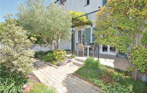 Amazing home in Aigues-Mortes w/ WiFi and 3 Bedrooms - image 5