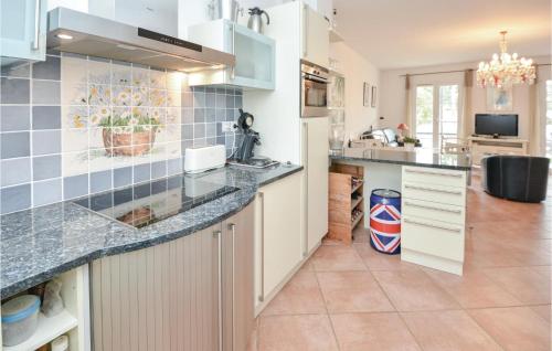 Amazing home in Aigues-Mortes w/ WiFi and 3 Bedrooms - image 7