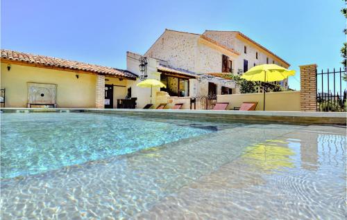 Stunning Home In Vallabregues With 6 Bedrooms, Jacuzzi And Swimming Pool - Location saisonnière - Vallabrègues