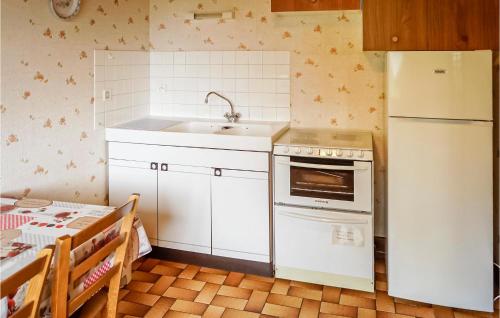 virtuve, 3 Bedroom Lovely Home In Pontarlier in Montbenoit