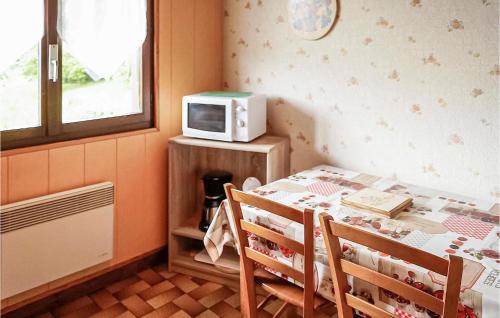 virtuve, 3 Bedroom Lovely Home In Pontarlier in Montbenoit