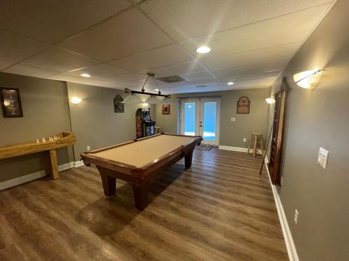 Smokie Mountain Lake House on Douglas Lake - 11 bedrooms, 6 bathrooms sleeping 30 - Lakefront, Secluded, Private, Gated, Personal Boat Dock, Hot Tub , Theater Room, Games Room, Hot Tub, Indoor & Outdoor Kitchens in Sevierville, USA