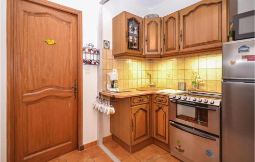 keuken, Gorgeous Home In Entrechaux in Entrechaux