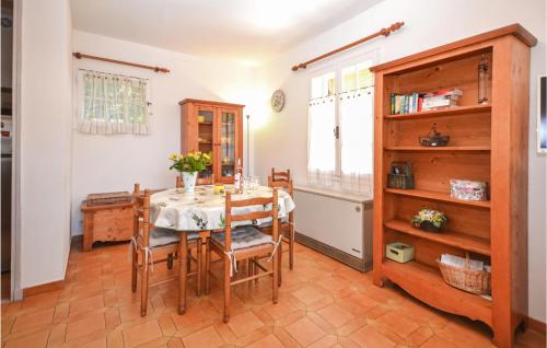 keuken, Gorgeous Home In Entrechaux in Entrechaux