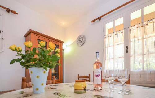 keuken, Gorgeous Home In Entrechaux in Entrechaux