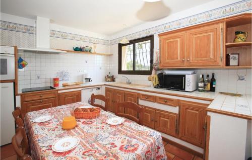 virtuve, 4 Bedroom Awesome Home In Roquebrun in Roquebrun