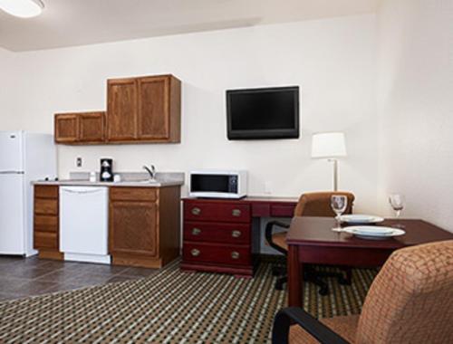 Days Inn & Suites by Wyndham Columbus NE