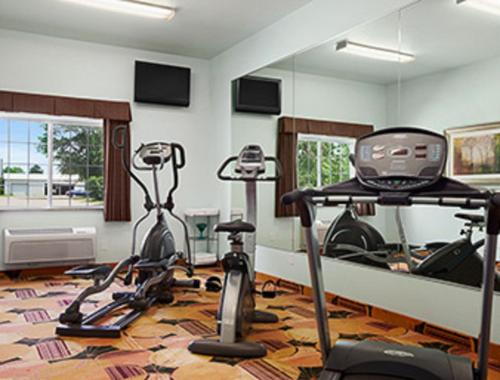 Fitness center, Days Inn & Suites by Wyndham Columbus NE in Columbus (NE)