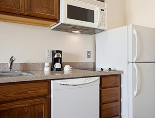 Kitchen, Days Inn & Suites by Wyndham Columbus NE in Columbus (NE)
