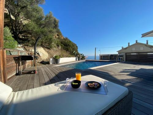 Haut de villa avec piscine au bord de la mer gîte à louer Bastia