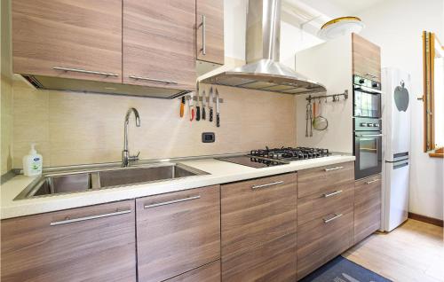 virtuve, 2 Bedroom Amazing Home In Sovramonte in Sovramonte
