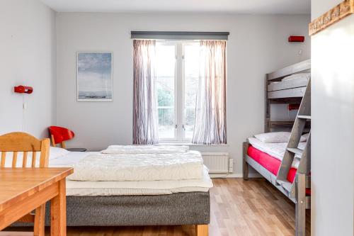 2 twin beds, 1 bunk bed