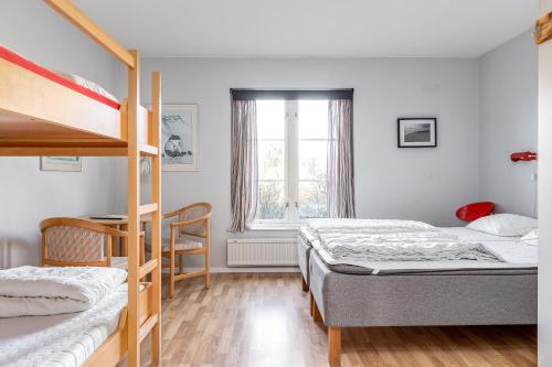 2 twin beds, 2 bunk beds