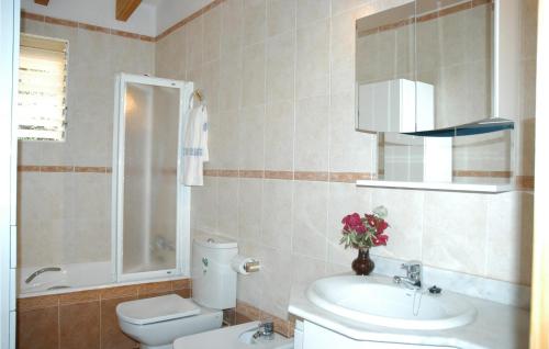 Badkamer, Nice Home In Estellencs With Kitchen in Estellencs