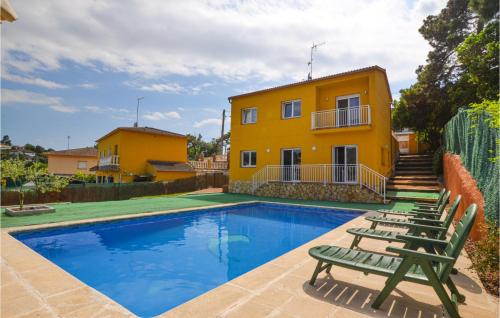Awesome home in Macanet Selva w/ Outdoor swimming pool WiFi and Outdoor swimming pool Vilobí d'Onyar