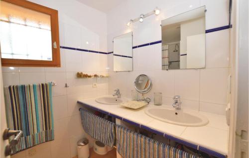 Nice home in Porto Vecchio w/ Outdoor swimming pool WiFi and Outdoor swimming pool - image 12