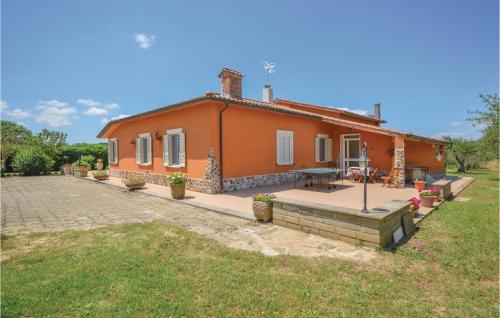  Stunning home in Canale Monterano -RM- with 4 Bedrooms and WiFi, Pension in Canale Monterano bei Sasso