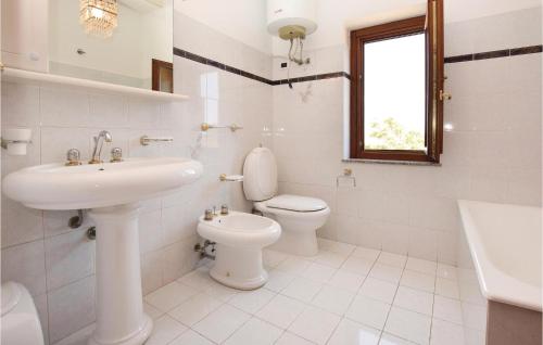 Awesome home in Nicosia w/ WiFi and 4 Bedrooms - image 10