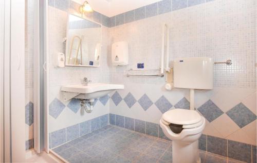 Awesome home in Nicosia w/ WiFi and 4 Bedrooms - image 9