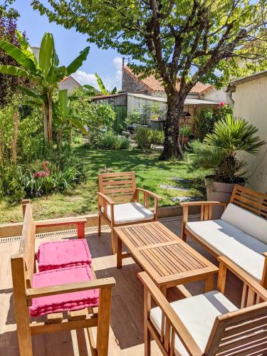 MAISON CONVIVIALE #En ville #Jardin #Terrasse gîte à louer Boutiers-Saint-Trojan