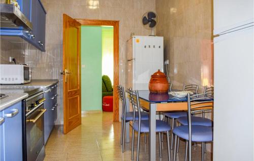 Amazing home in Los Alcázares w/ WiFi and 3 Bedrooms - image 9