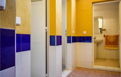 Amazing home in Los Alcázares w/ WiFi and 3 Bedrooms - image 10