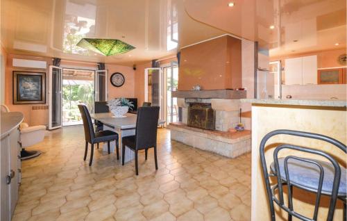 Awesome home in Borgo w/ WiFi Outdoor swimming pool and 3 Bedrooms - image 10